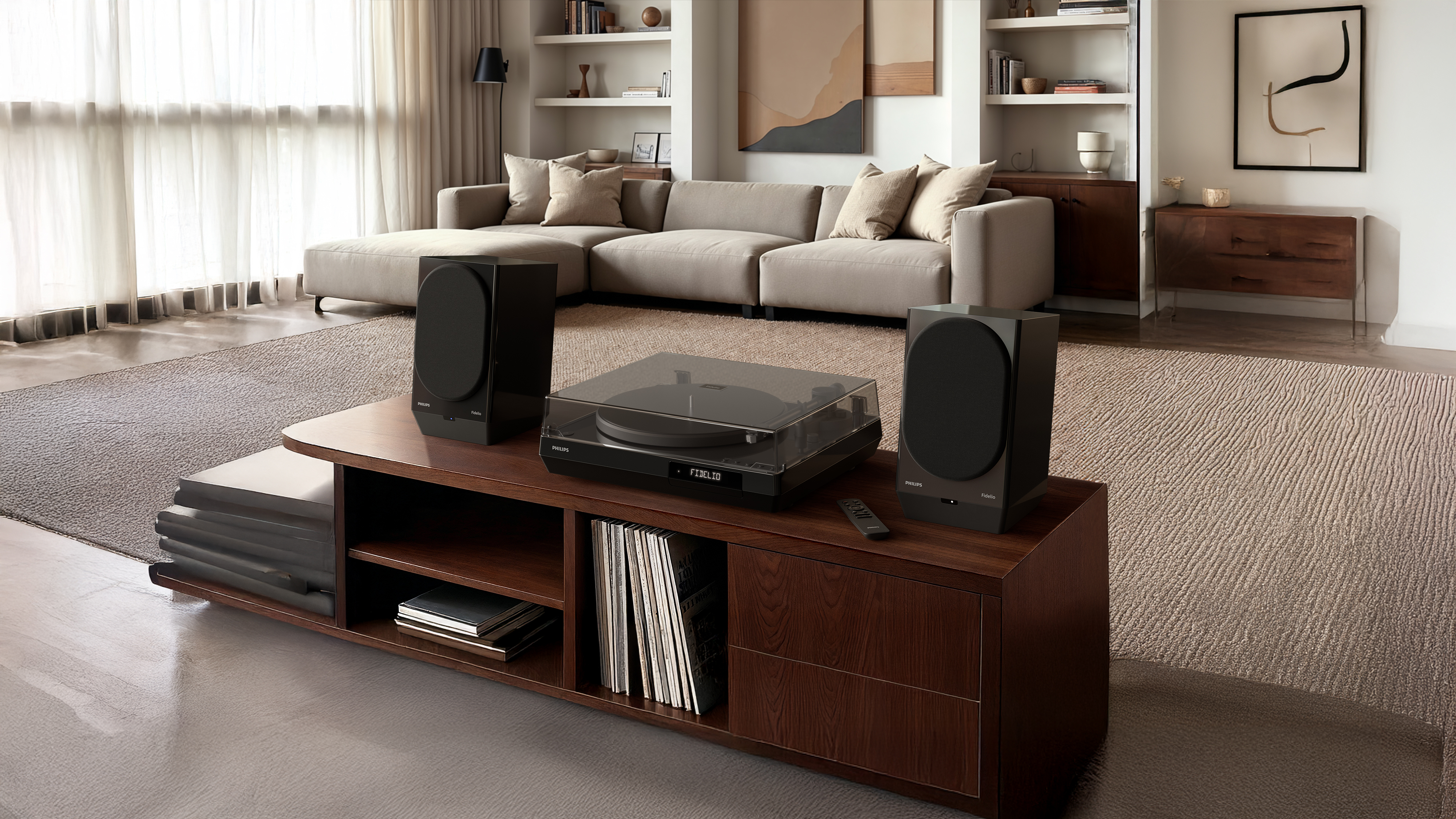 Brezžični zvočnik Philips na polici v udobni dnevni sobi