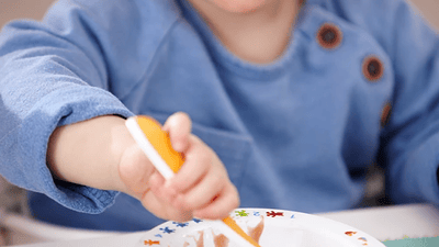 Bebé preparando comida