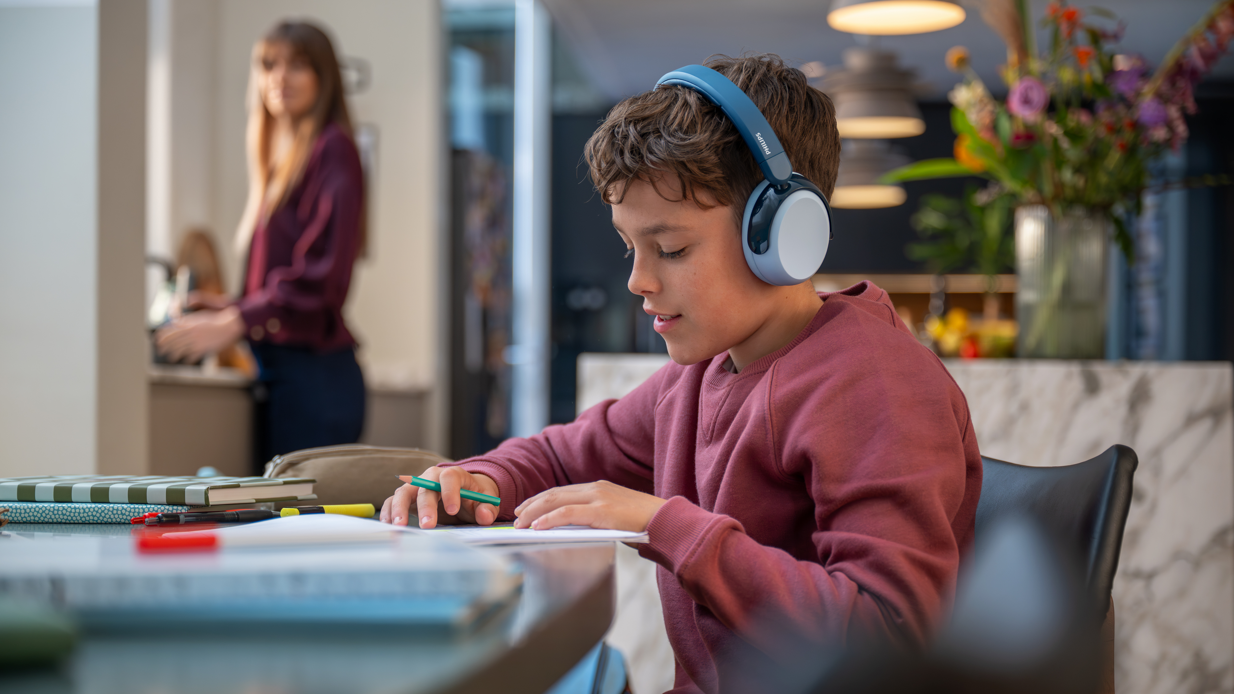 Deti počúvajú hudbu pomocou detských slúchadiel Philips