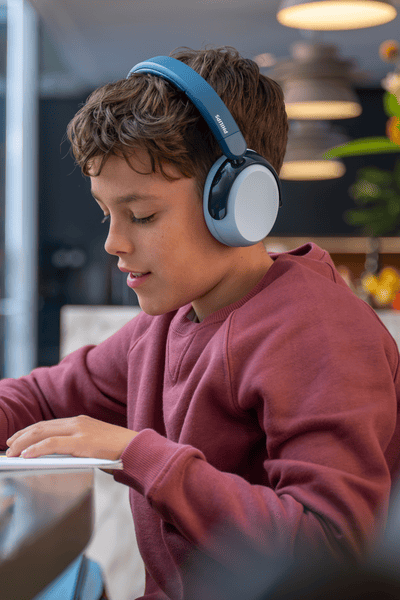 Деца слушат музика със слушалки Philips Kids