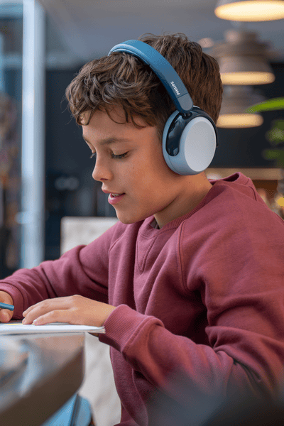 Crianças a ouvir música com os auscultadores para crianças Philips