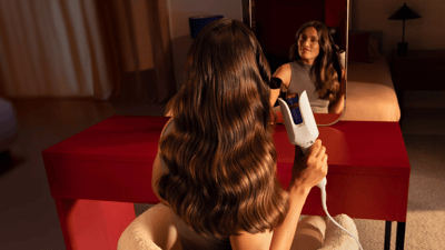 femeile care își coafează părul