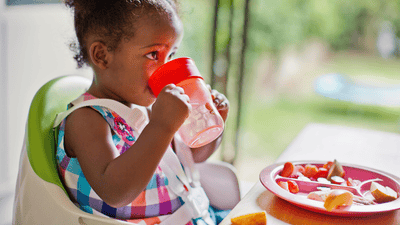 Niño pequeño que come de forma independiente