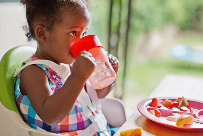 Por qué enseñar a su bebé a beber en un vaso con boquilla es más fácil de lo que piensa