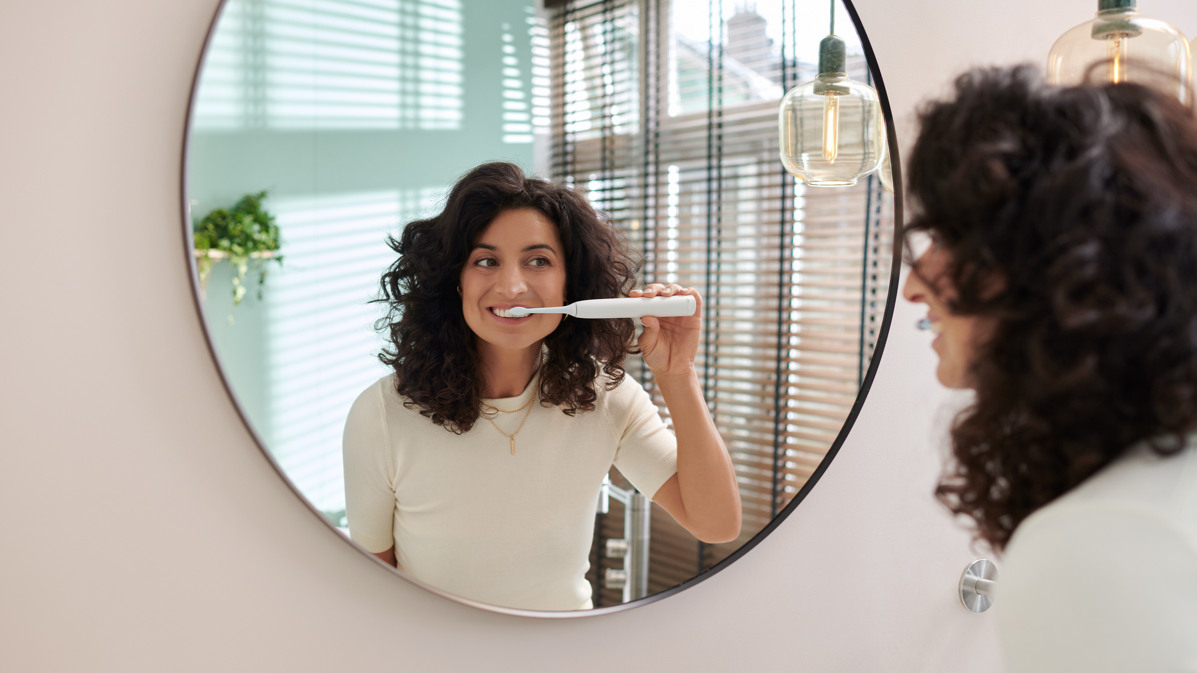 жінки, які користуються зубною щіткою