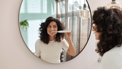 жінки, які користуються зубною щіткою