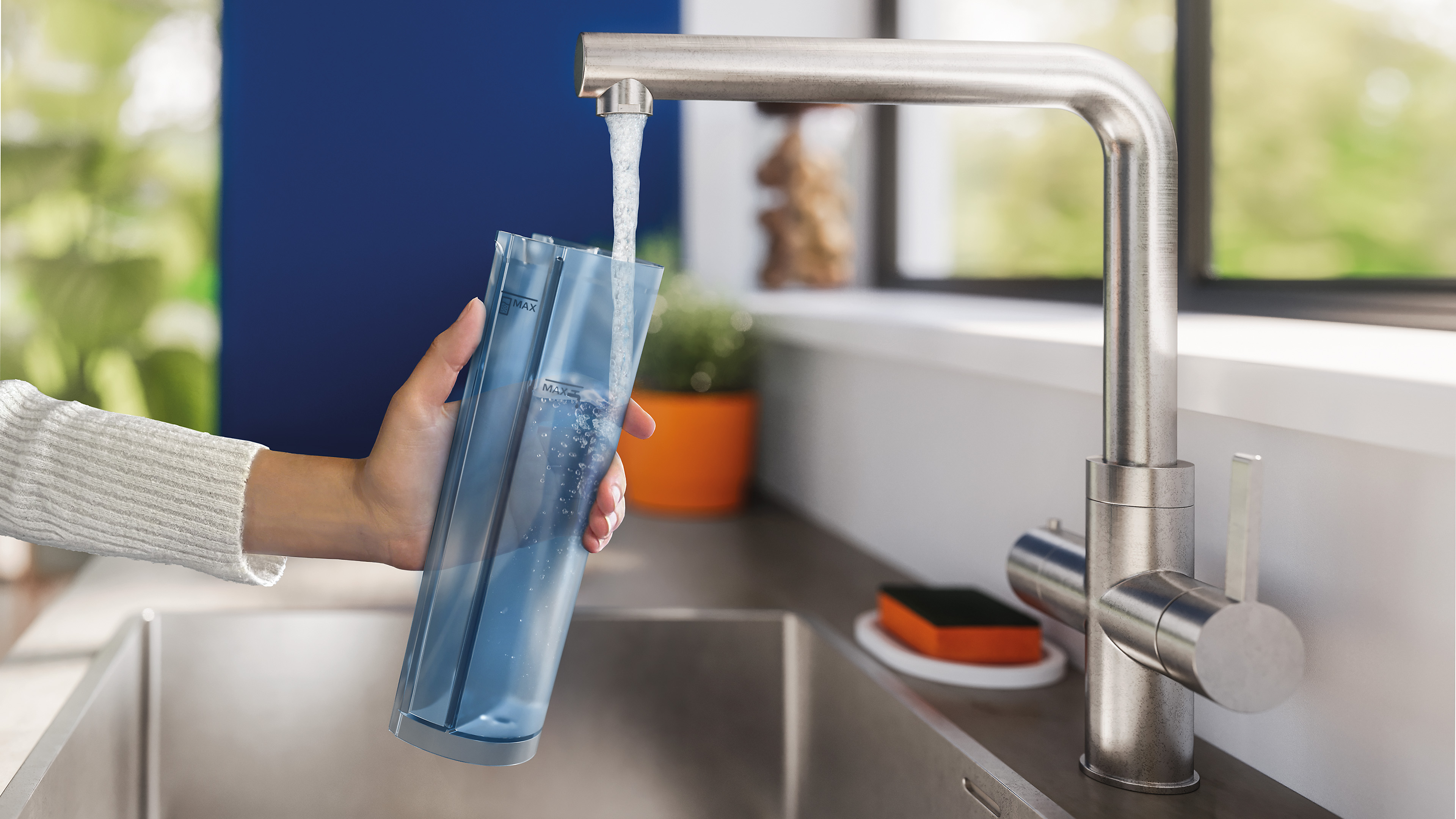 Ръка, държаща син воден резервоар