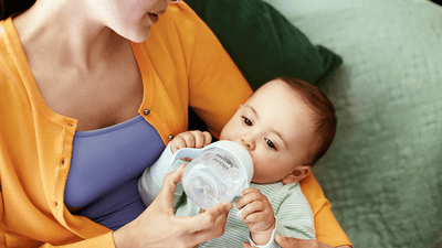 Bebé sosteniendo el biberón