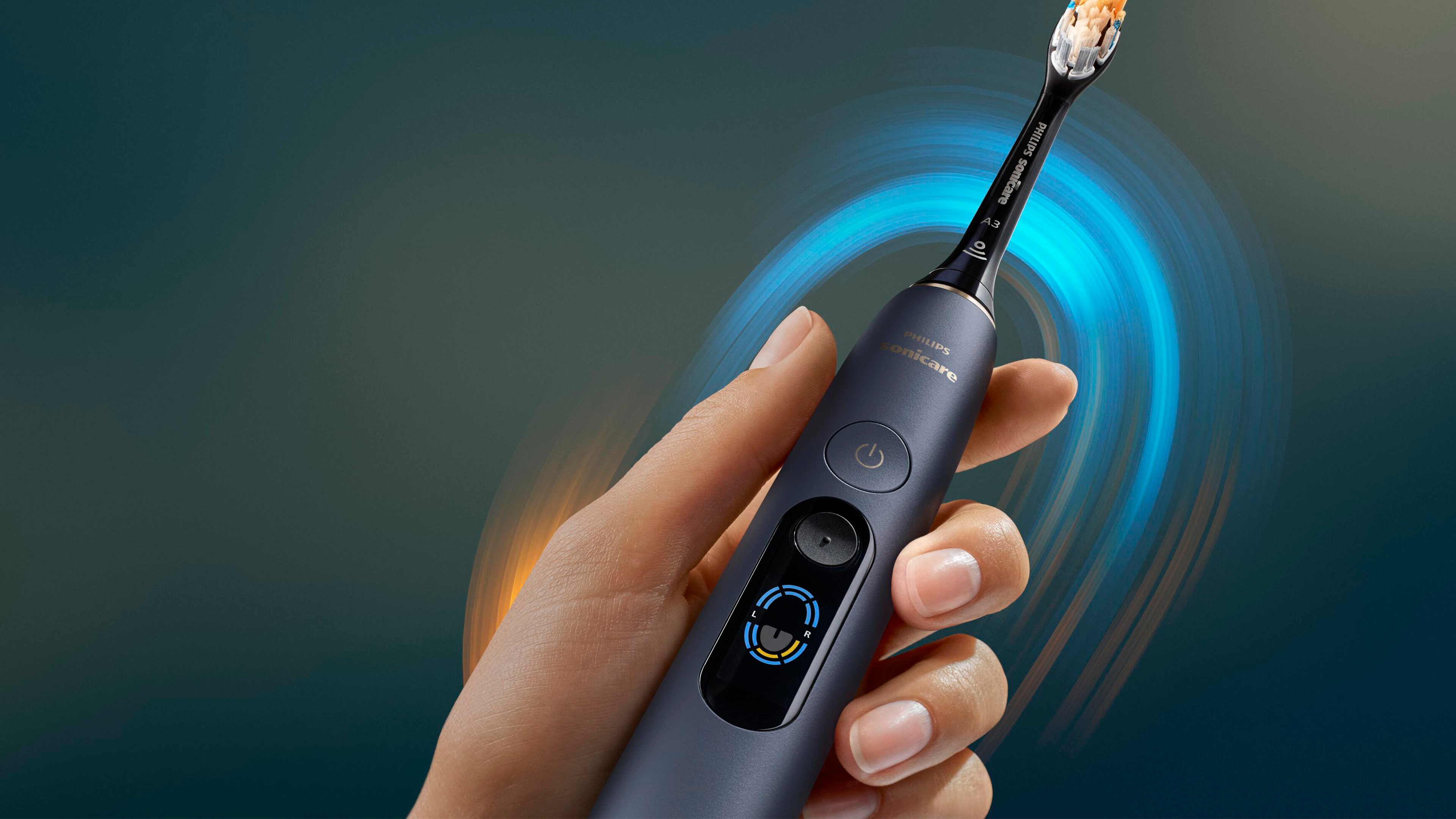 Hand die een Philips Sonicare DiamondClean 9000-handvat vasthoudt.