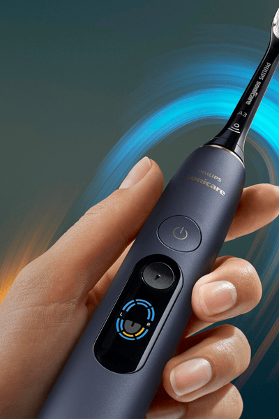 Hand die een Philips Sonicare DiamondClean 9000-handvat vasthoudt.