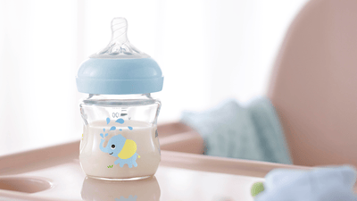 Prim-plan biberoane cu lapte