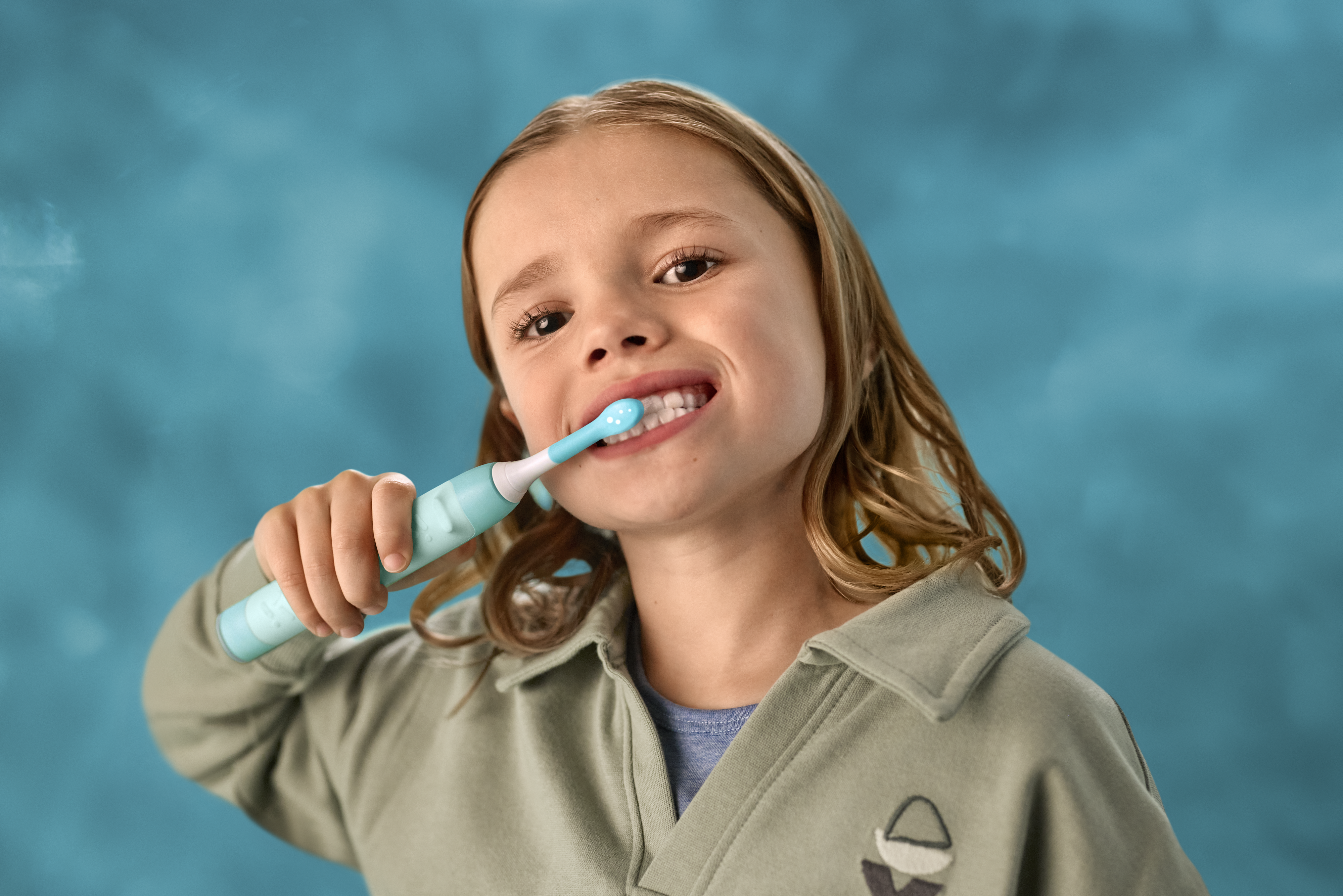 Дитина чистить зубки