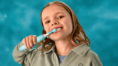 Дитина чистить зубки