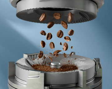 Mlynček na kávu s kávovými zrnami