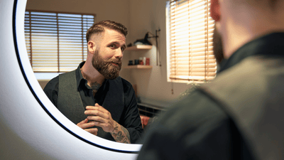 Obličeje dvou mužů s hnědými vlasy, jeden s 1 cm krátkými vousy a druhý s plnovousem a knírem.