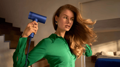 Naine, kes kasutab fööni