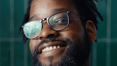 גבר נהנה עם זקן