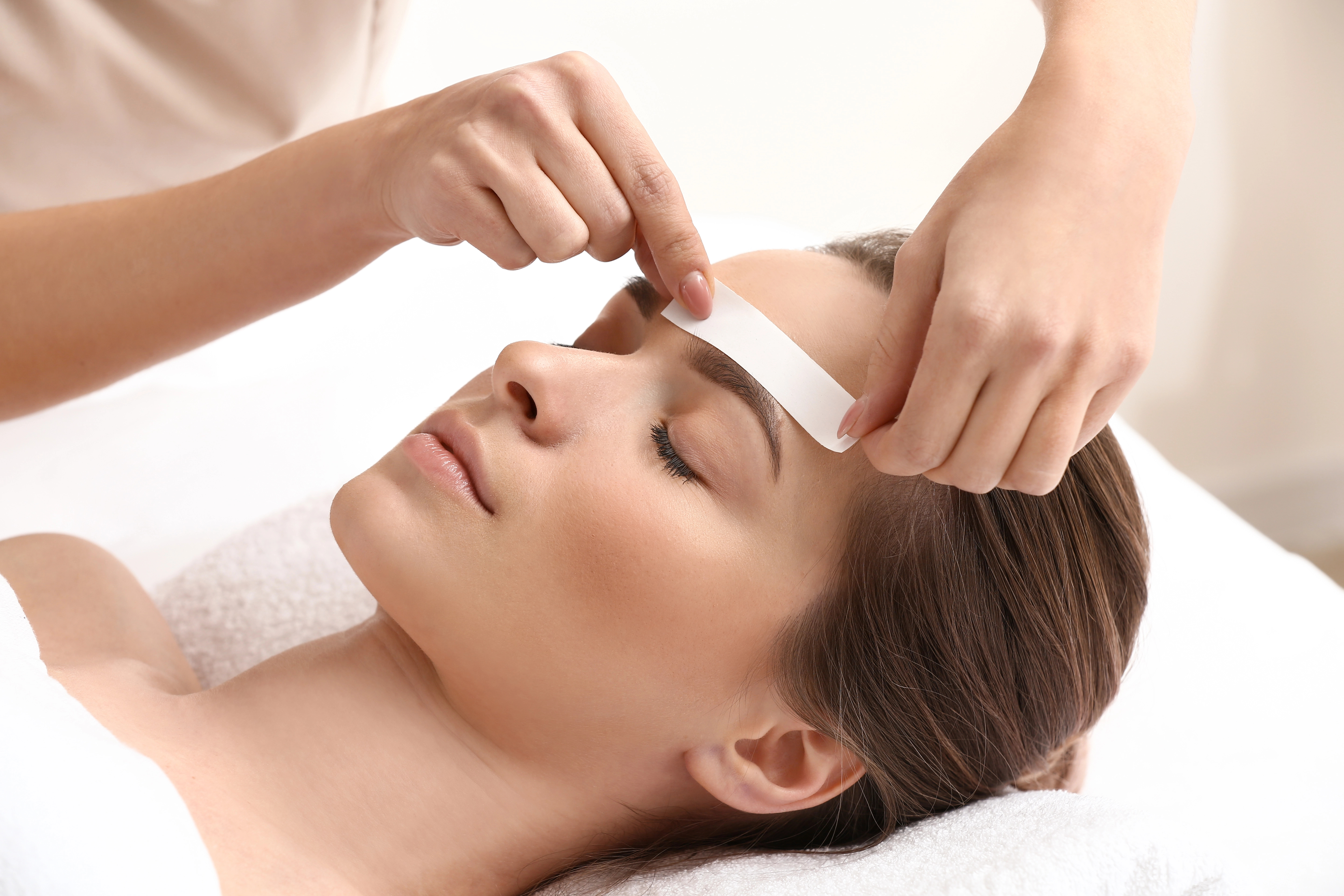 conturare-sprancene-la-salon