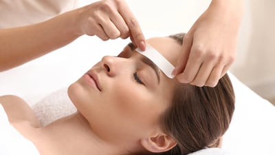 conturare-sprancene-la-salon