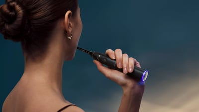 Szczoteczki elektryczne wykonują nawet kilkadziesiąt tysięcy ruchów na minutę.