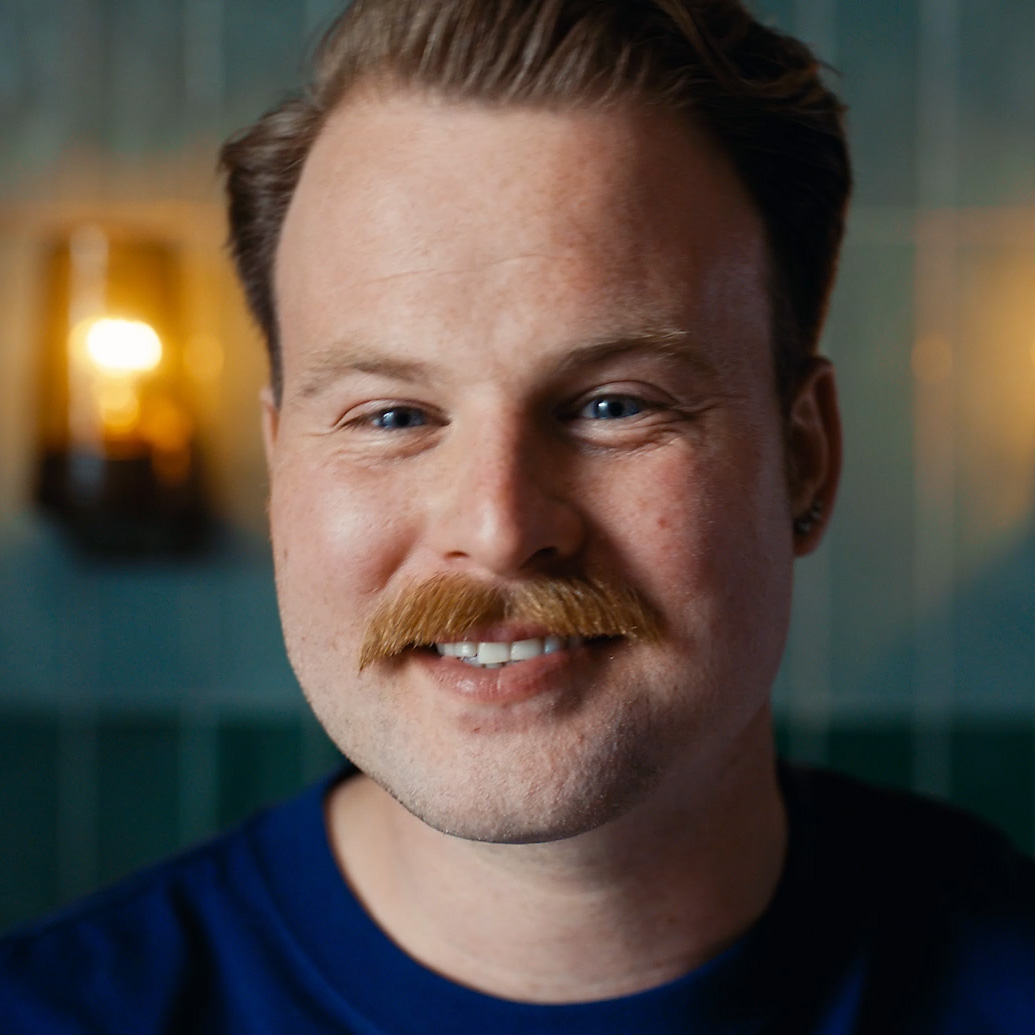 Muškarac s OneBlade frizurom u stilu Dallas-brkova