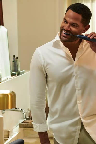 Гладка и лъскава коса, оформена с грижа