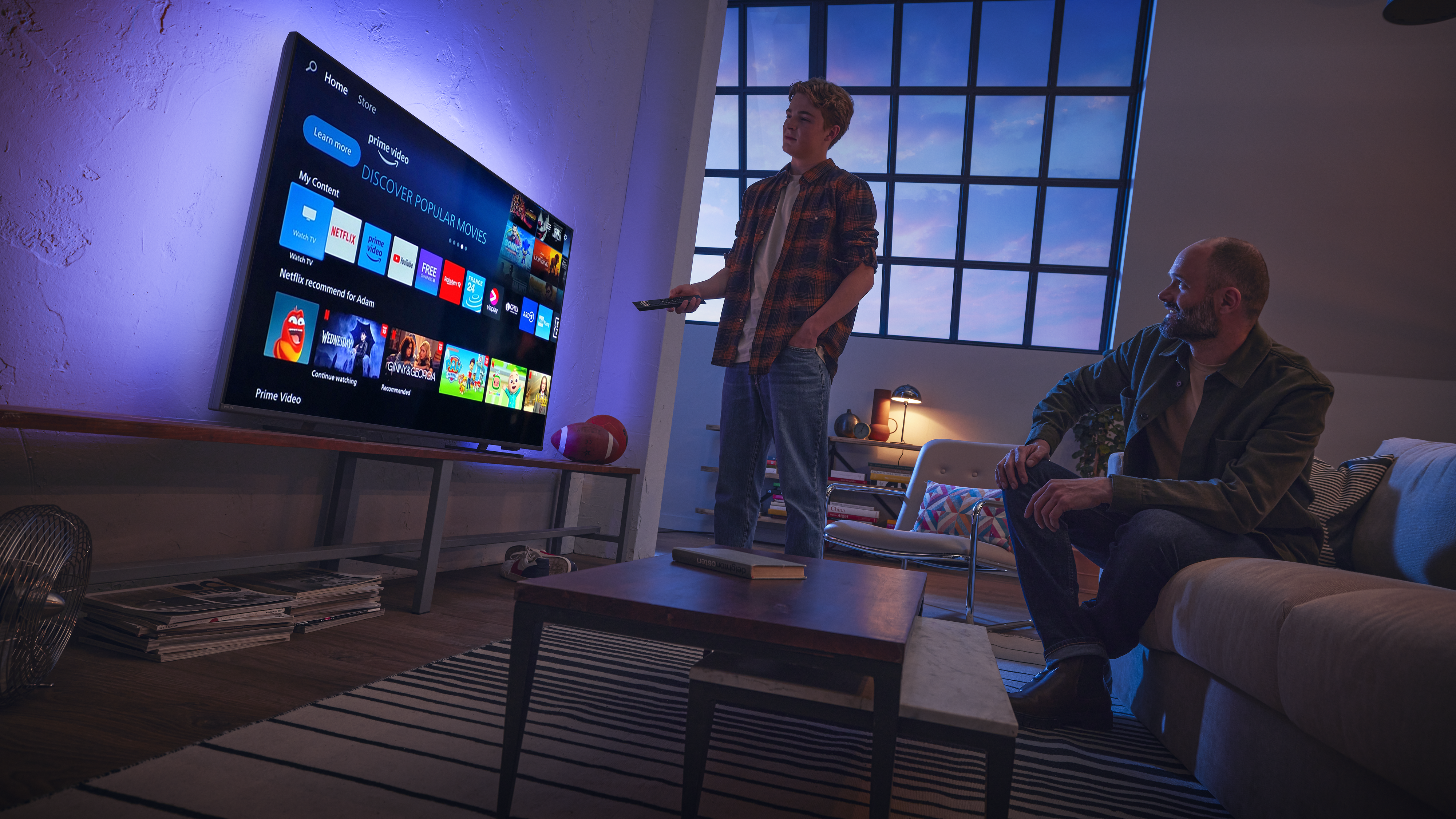 Dwóch mężczyzn komunikuje się z Titan OS