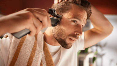 Bărbat care se tunde acasă