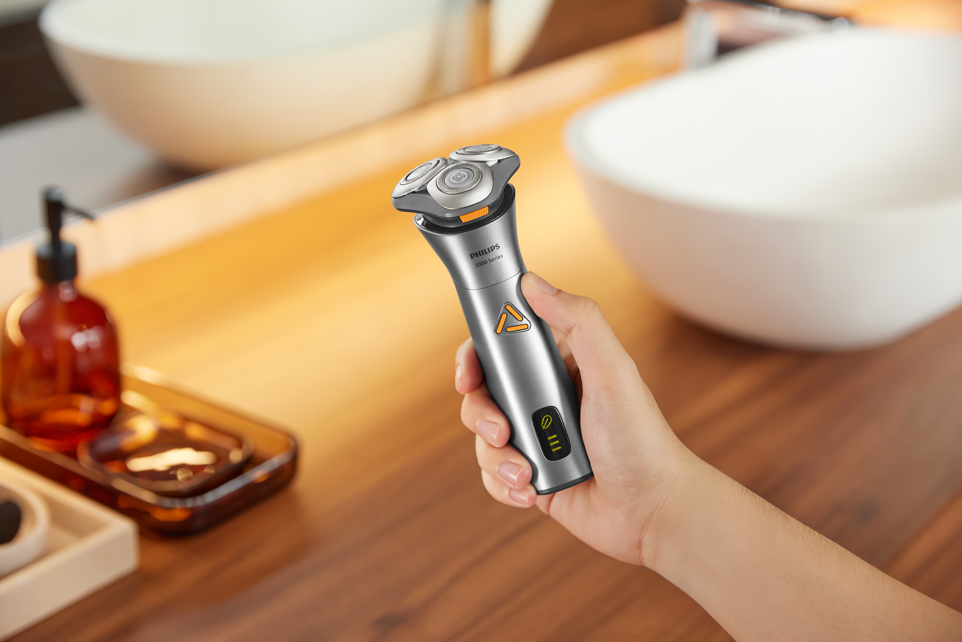 Man holds waterproof Philips 3000 shaver in hand