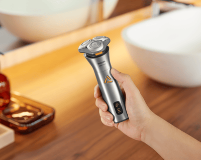 Man holds waterproof Philips 3000 shaver in hand