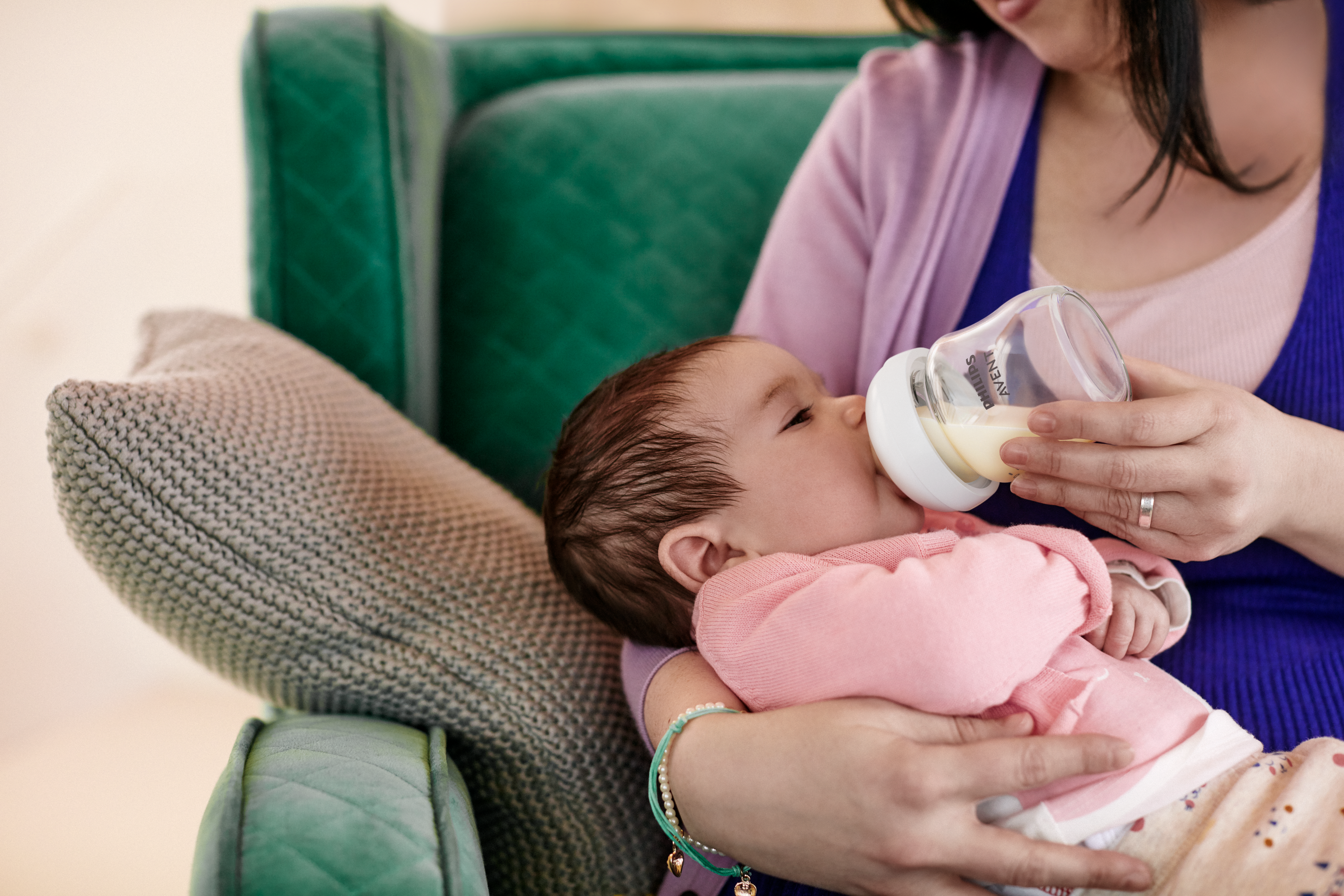 Philips Avent glass bottle supports baby's natural rhythm