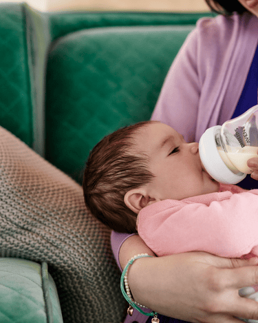 Philips Avent glass bottle supports baby's natural rhythm