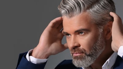 Prim-plan al coafurii unui bărbat încrezător