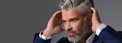 Prim-plan al coafurii unui bărbat încrezător