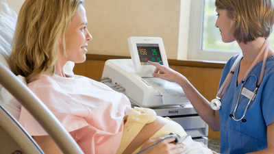 Lékař vyšetřuje zdraví těhotné ženy.