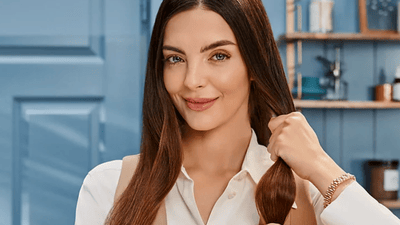 femeie tine parul brunet in mana