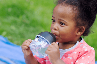 Gaseste cea mai buna cana anti-curgere pentru etapa de dezvoltare a bebelusului tau