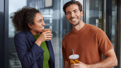 Zreli par se samouvjereno smiješi