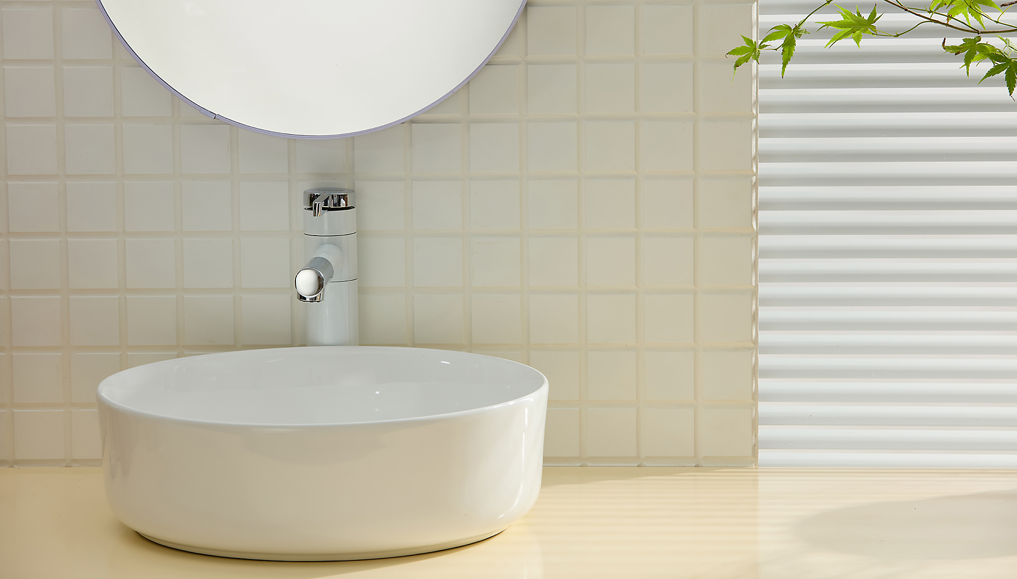 Baie in culori neutre