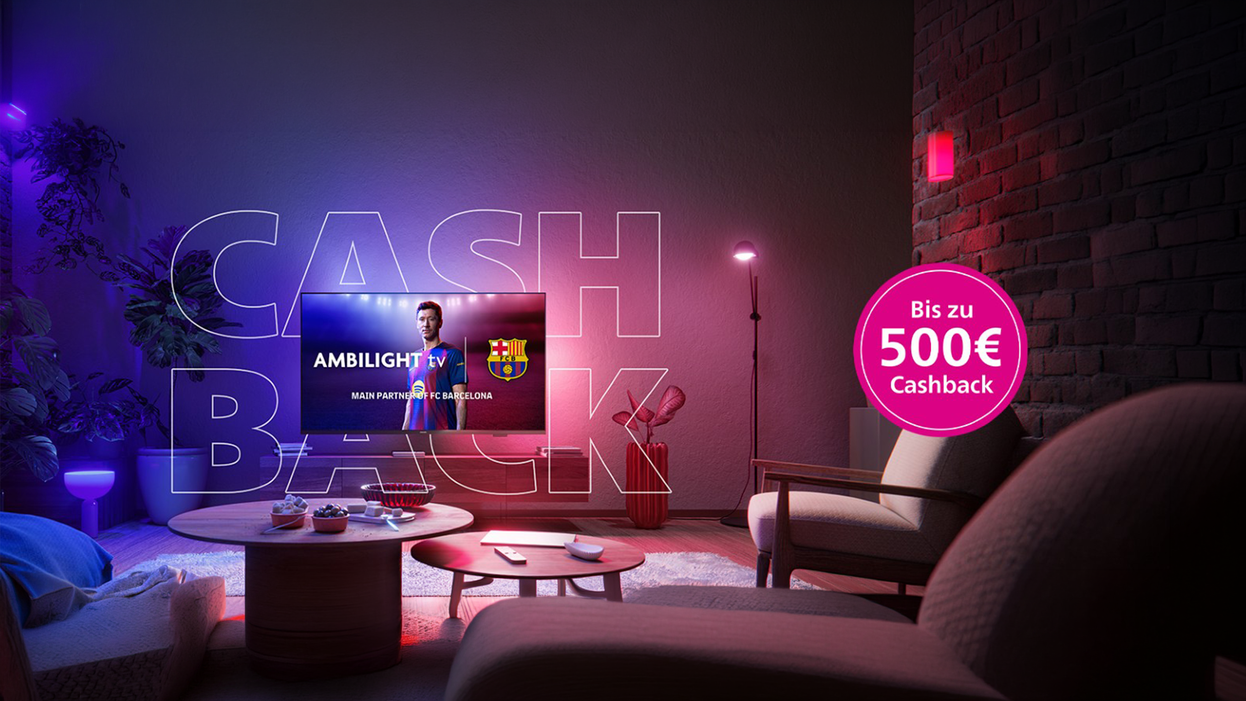 Philips Ambilight TV mit FC-Barcelona-Promotion auf dem Bildschirm in einem modernen Wohnzimmer, umgeben von farbigen Ambilight-Lichteffekten und einem Cashback-Angebot.
