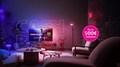 Philips Ambilight TV mit FC-Barcelona-Promotion auf dem Bildschirm in einem modernen Wohnzimmer, umgeben von farbigen Ambilight-Lichteffekten und einem Cashback-Angebot.