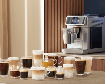 Automatski aparat za espresso okruženim raznim napitcima