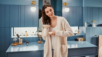 Cum să îți protejezi părul de căldură când îl coafezi