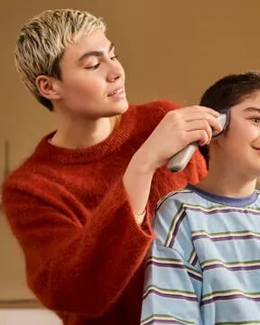 Osoba używająca maszynki Philips Hair Clipper do uzyskania czystego konturu szyi z precyzyjnym przycinaniem.