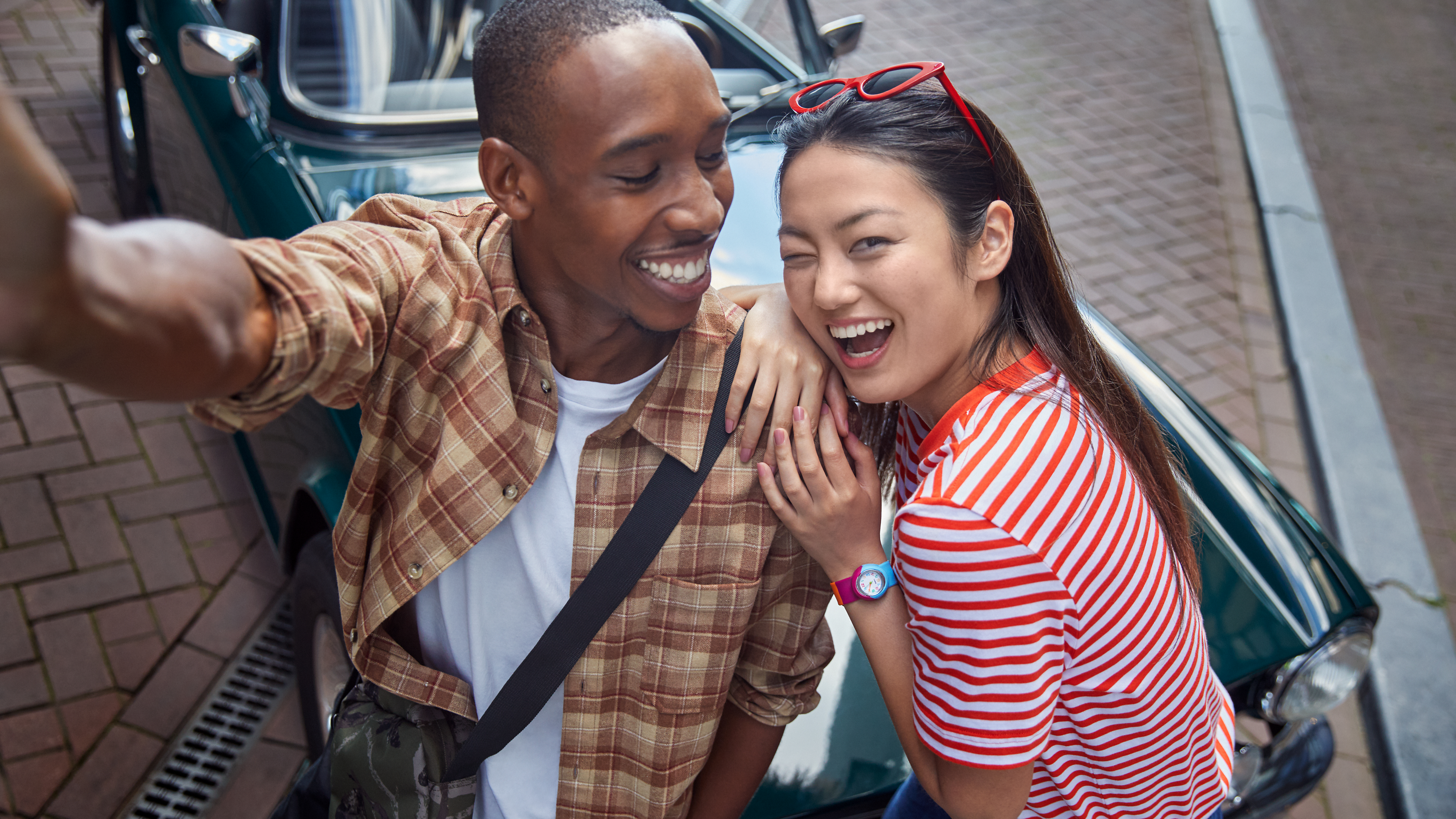 Krupni plan nasmijanog para koji pokazuje zdrave desni