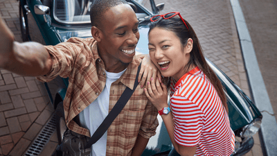 Krupni plan nasmijanog para koji pokazuje zdrave desni