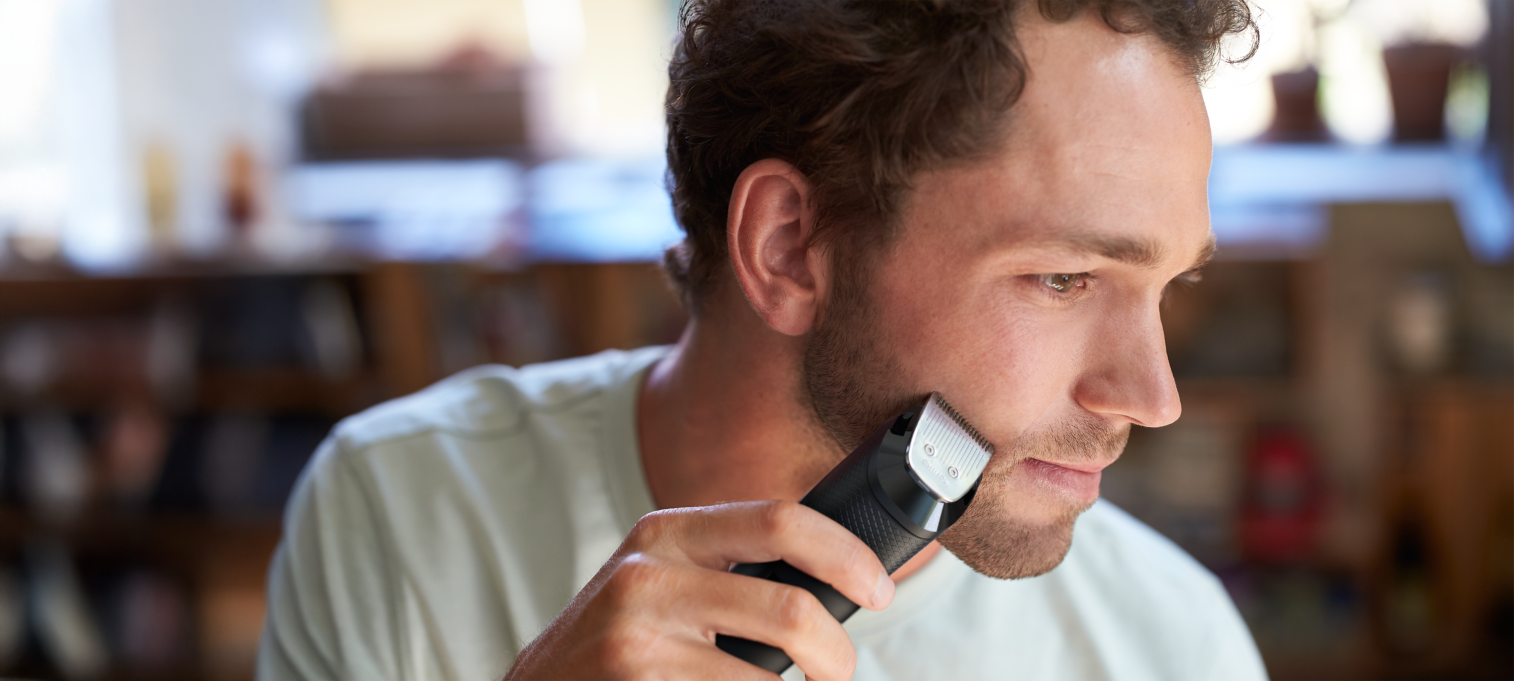 Hombres con recortadora de barba Philips