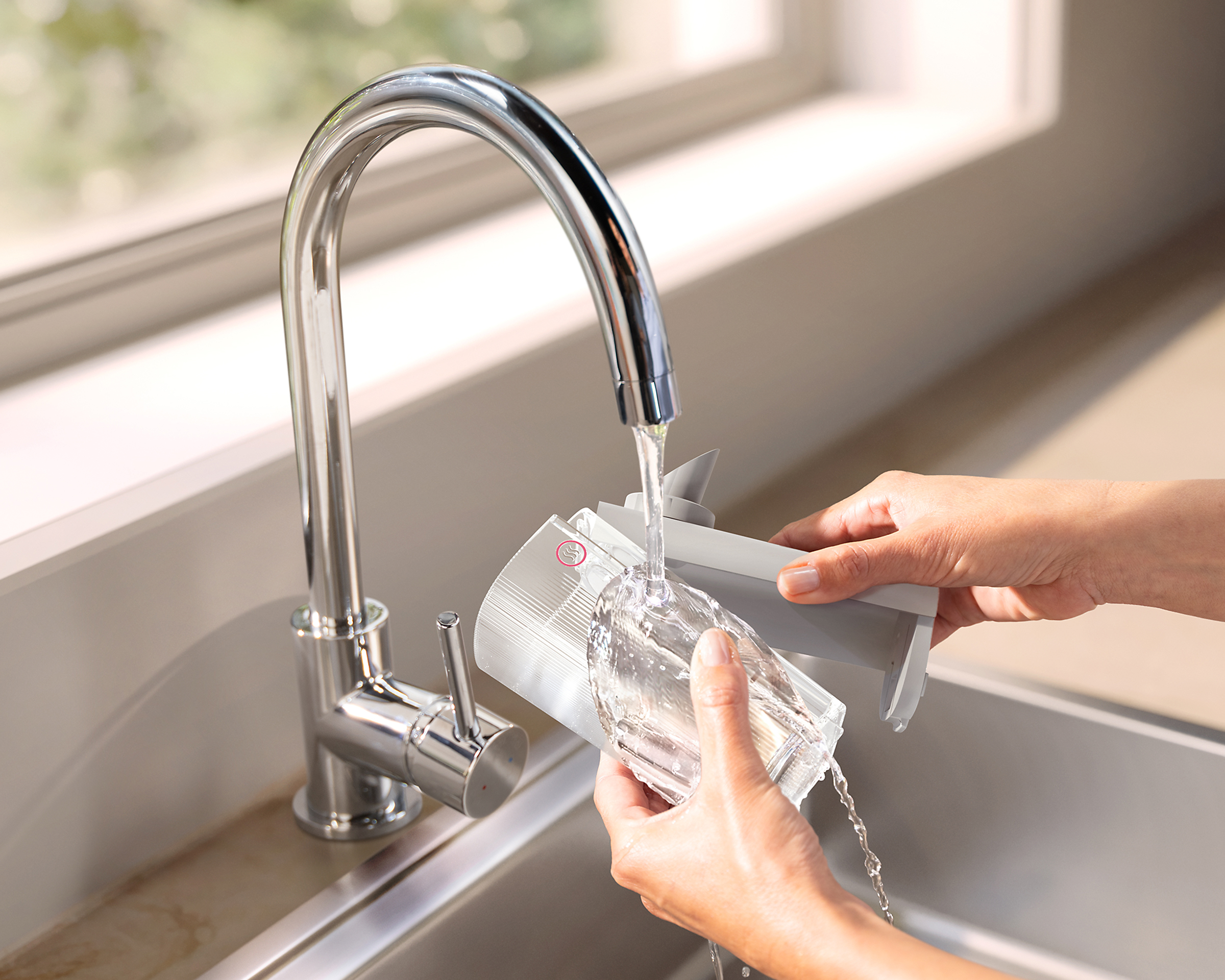 Systém Lattego sa čistí pod vodovodom