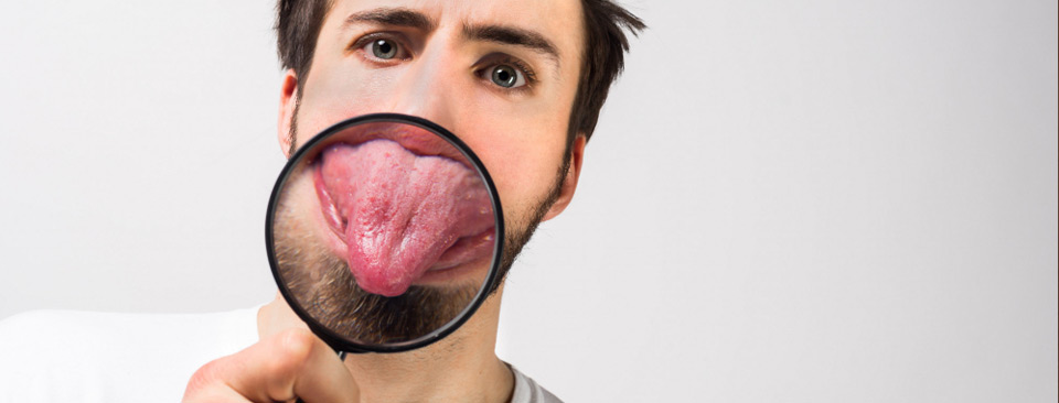 Curățarea limbii – ce beneficii are și cum se face