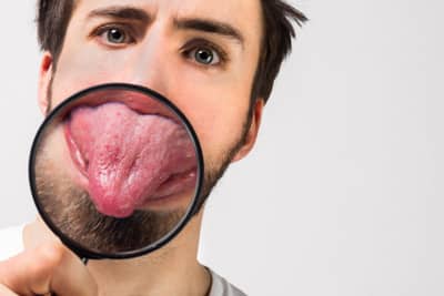 Curățarea limbii – ce beneficii are și cum se face